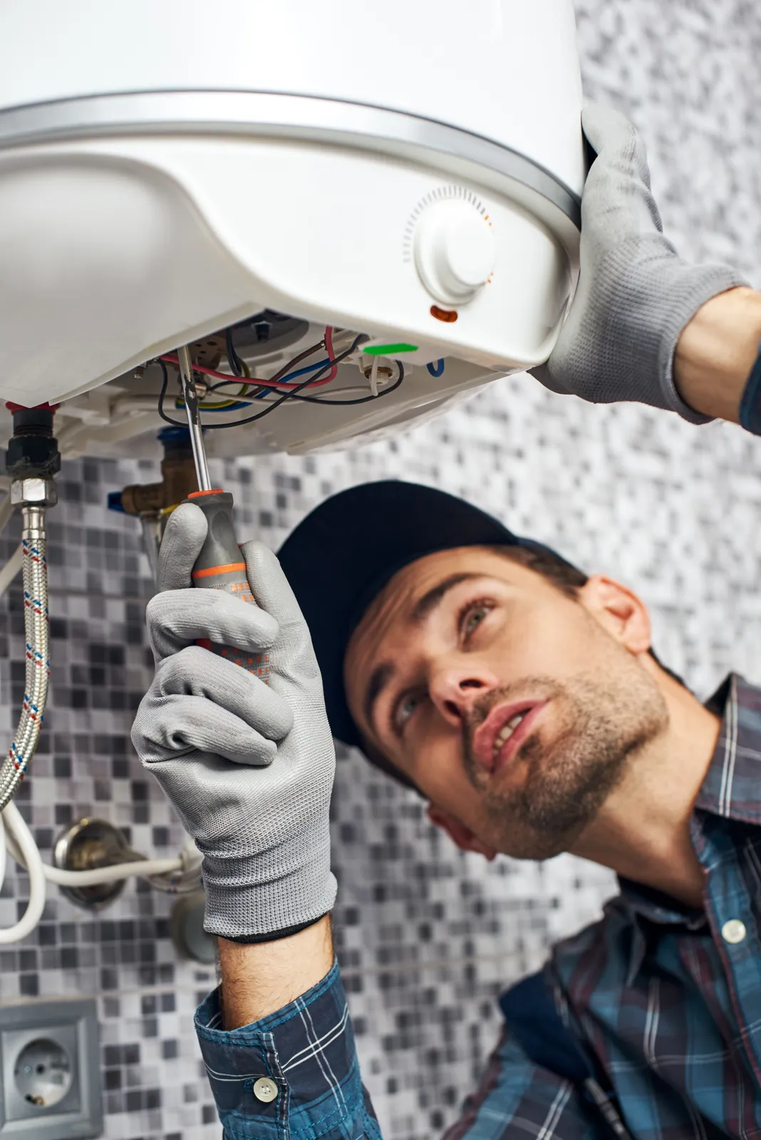 Técnico sonriente reparando un electrodoméstico