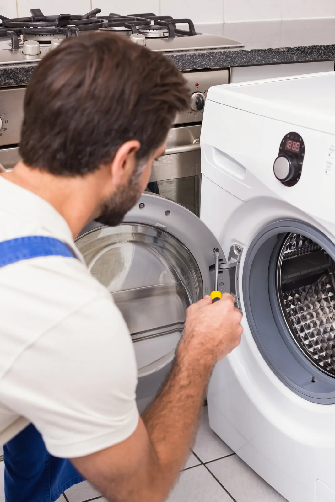 Técnico midiendo temperaturas y presiones en un frigorífico